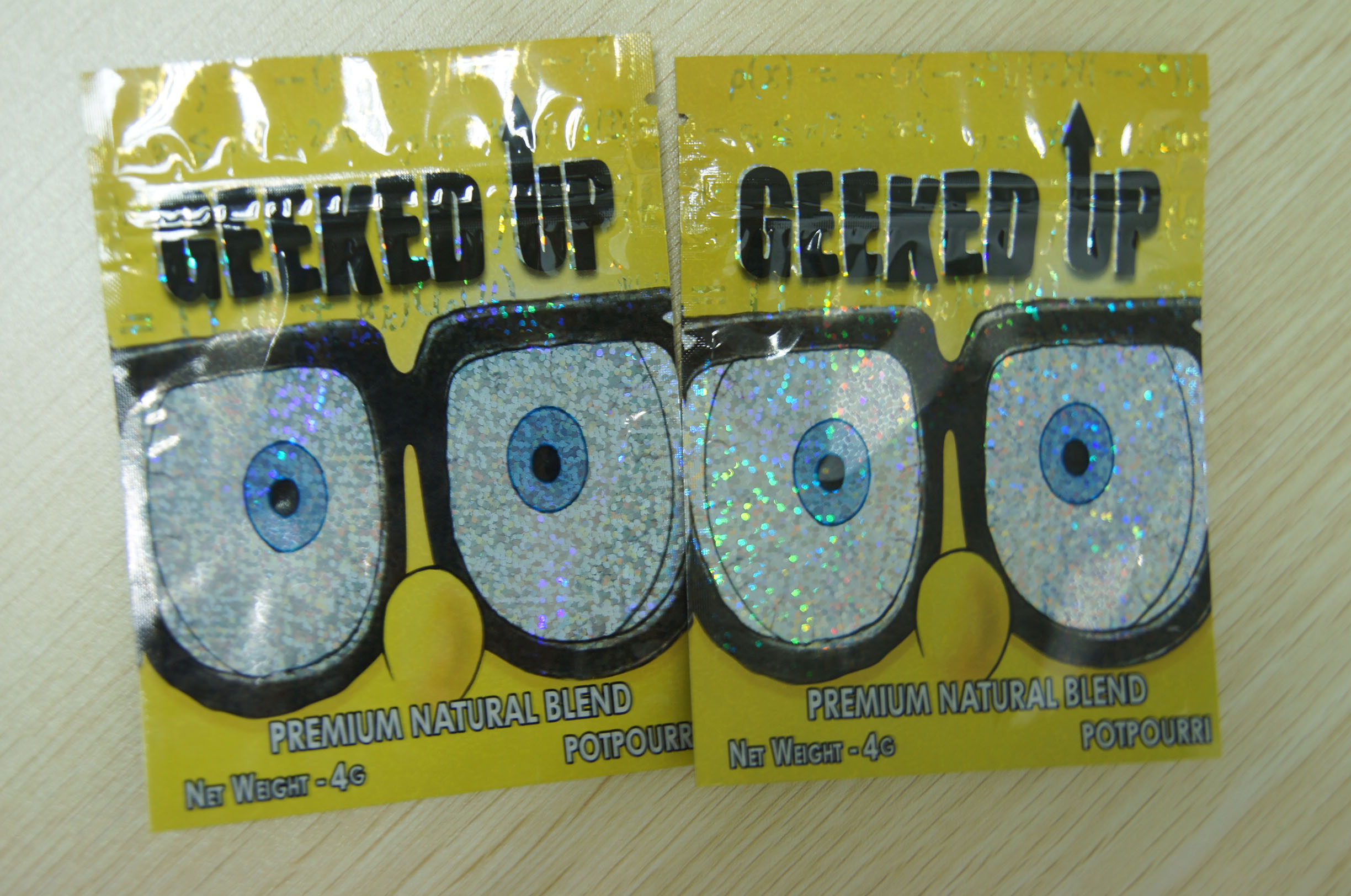 L'incenso di erbe a chiusura lampo che imballa la plastica GEEKED del film del laser 4g AUMENTA il giallo