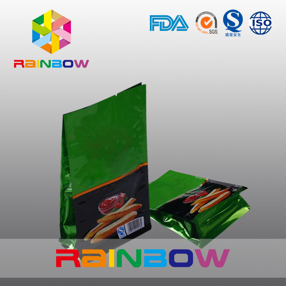 Il fondo piatto brillante di plastica di rivestimento sta sui chip che imballano la borsa con la tacca dello strappo