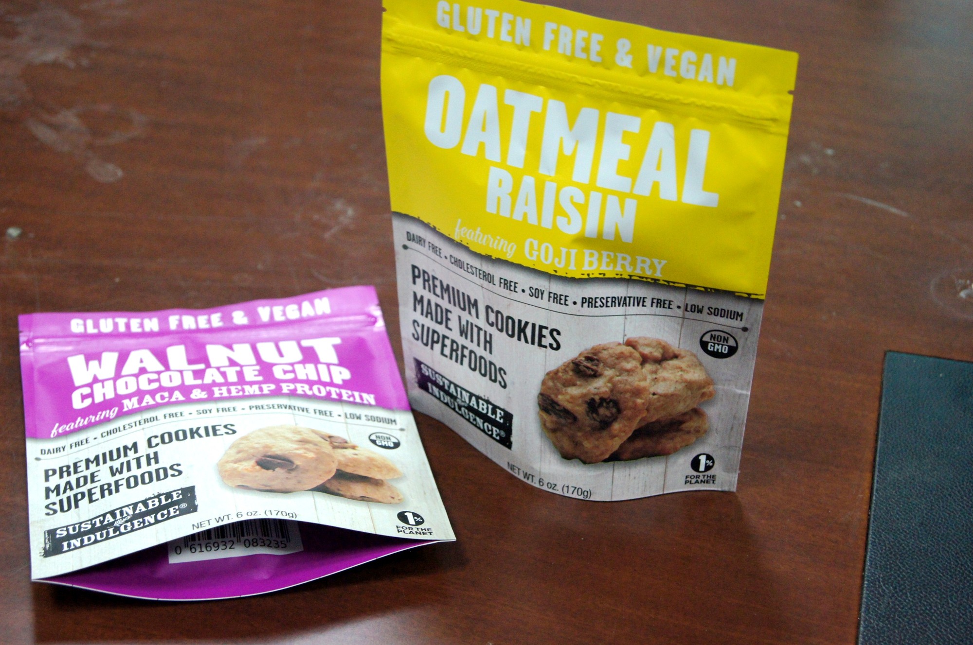 Il commestibile sta sul dado della chiusura lampo, borsa di stoccaggio dello spuntino/borsa asciutta dell'alimento allineata stagnola