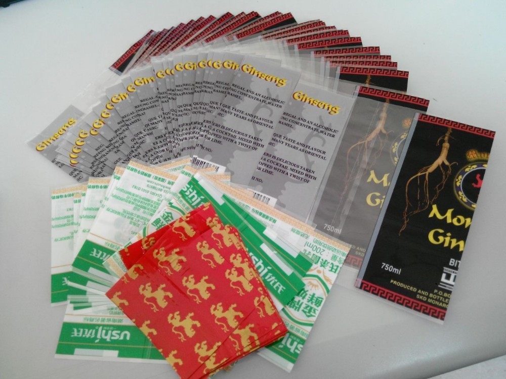 Etichette della manica degli strizzacervelli di applicazione della mano per l'imballaggio della bottiglia di acqua di cocco