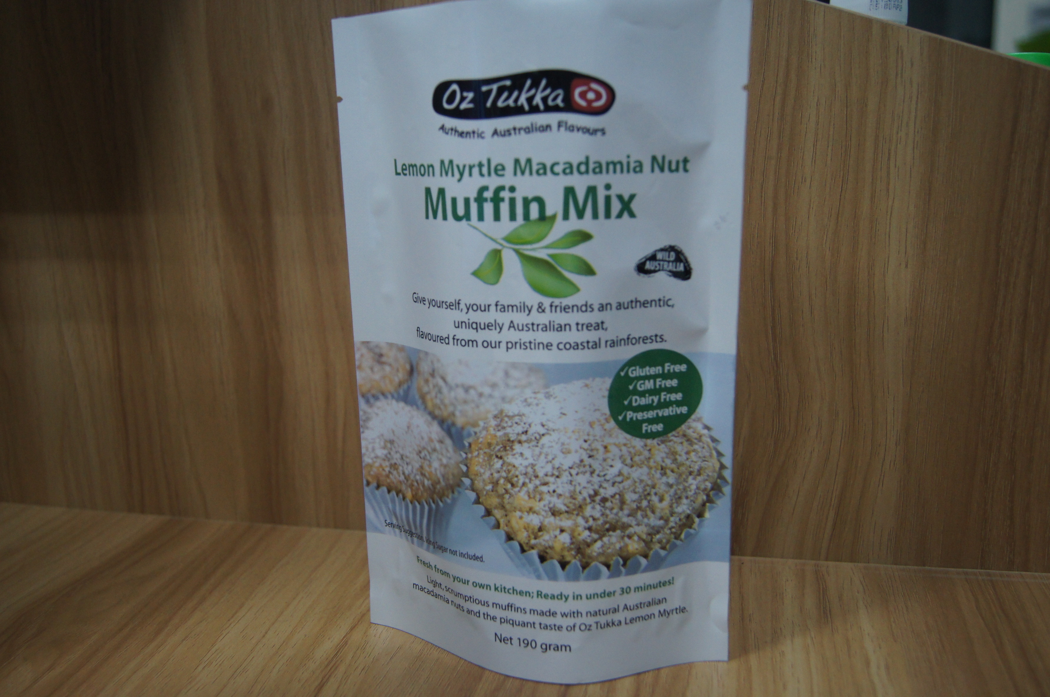 Vivi stampati stanno sui biscotti del di alluminio che imballano la termosaldatura superiore dei sacchetti