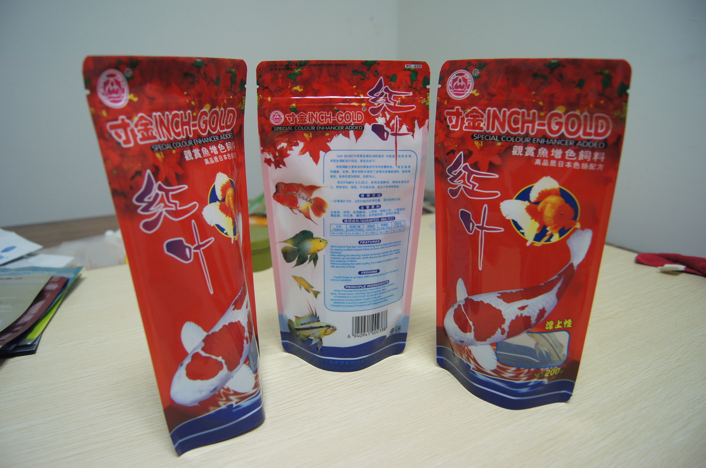 Vivi stampati stanno sul sacchetto d'imballaggio dell'alimento per animali domestici dell'esca del pesce del di alluminio della serratura dello zip