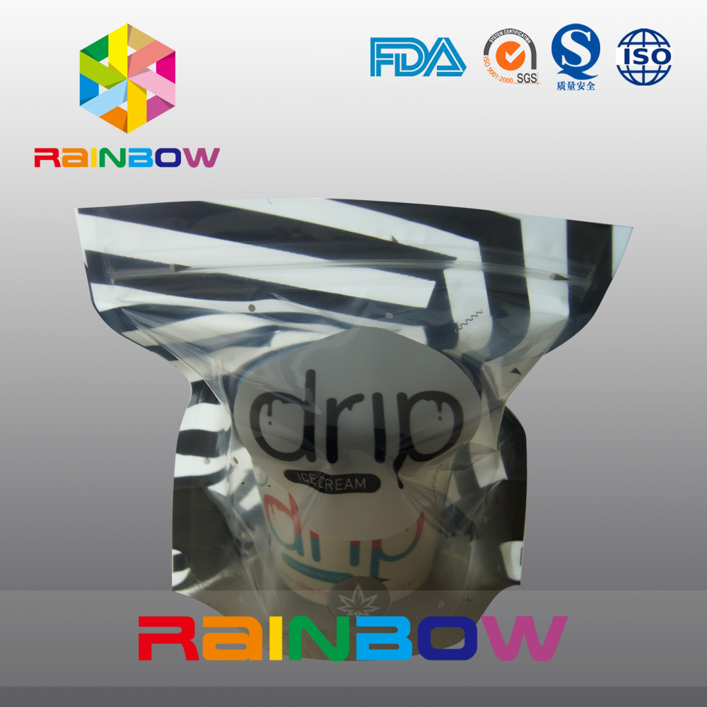 Stia sui sacchetti di plastica lucidi del gelato che imballano con la chiare finestra e chiusura lampo