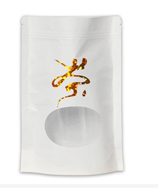 La carta kraft bianca del fondo piatto sta sulla borsa con la chiusura lampo mylar a chiusura lampo e la finestra