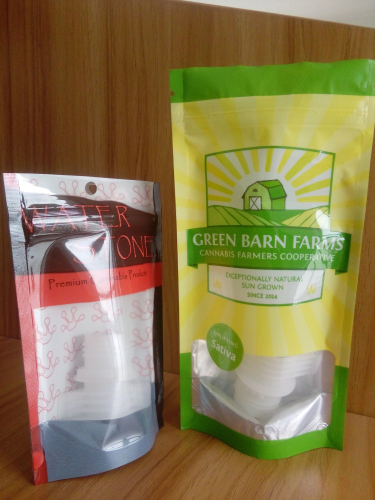 Stia sul recipiente di plastica riempito di semi della cannabis/borse di Noni con la chiusura lampo