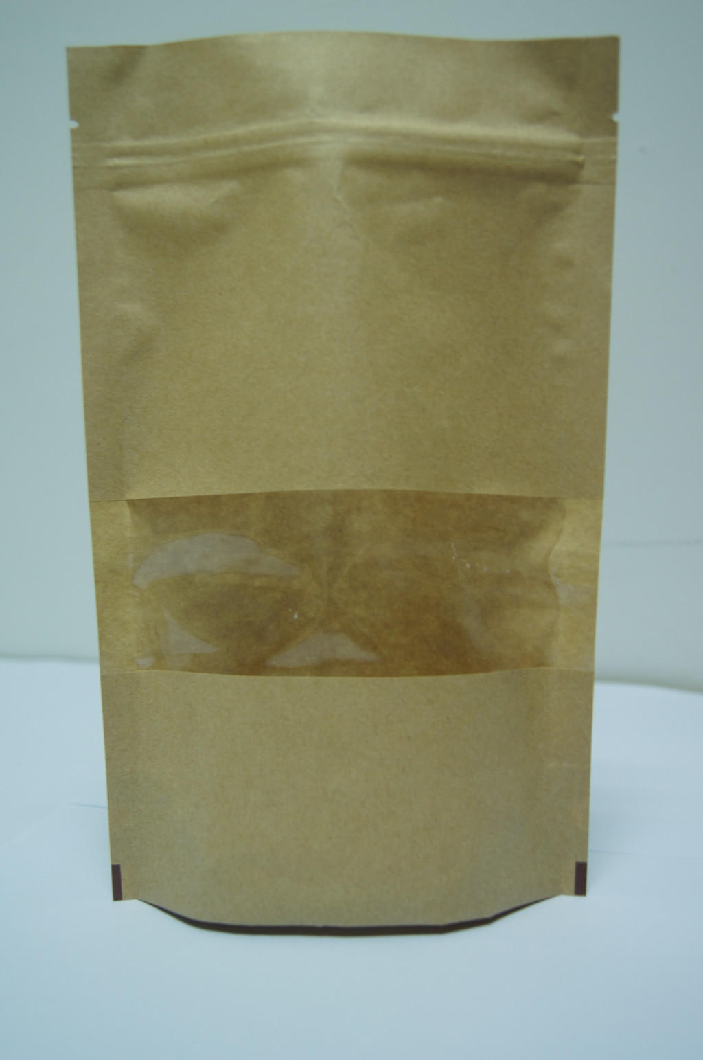 I sacchi di carta su misura riciclabili stanno sull'OEM della borsa della carta kraft di Brown