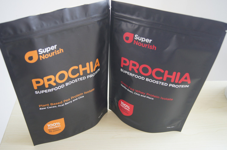 A chiusura lampo stia sul sacchetto della stagnola del di alluminio che imballa per il tè/caffè/liquido