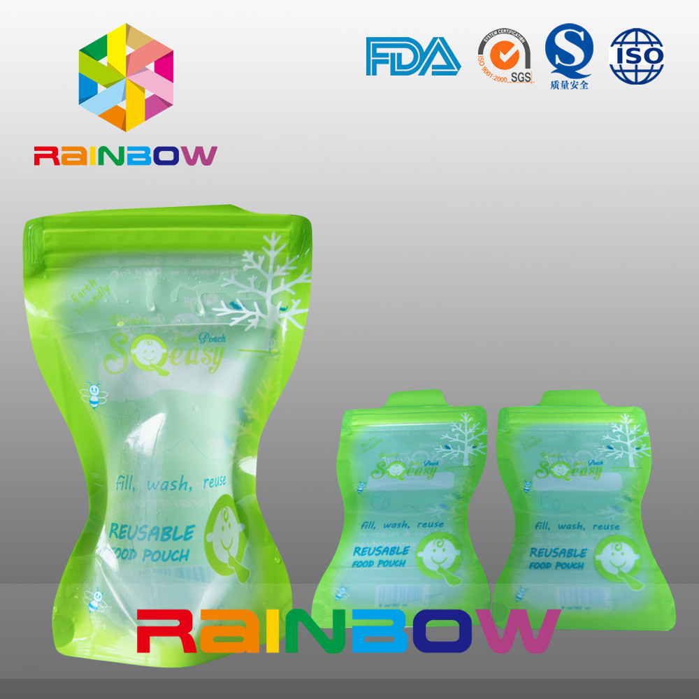 Il sacchetto liquido del becco che imballa, sta sul sacchetto del bambino con il becco