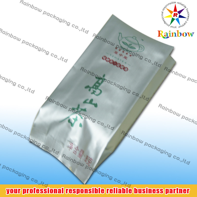 L'ANIMALE DOMESTICO /AL/PE sta sulle bustine di tè che imballano con il rinforzo laterale