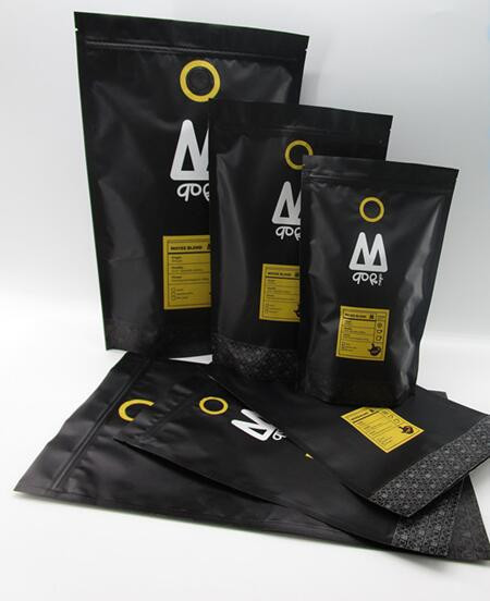 L'imballaggio biodegradabile del sacchetto della stagnola dei chicchi di caffè corrisponde su alle fave di cacao dei chiodi di garofano