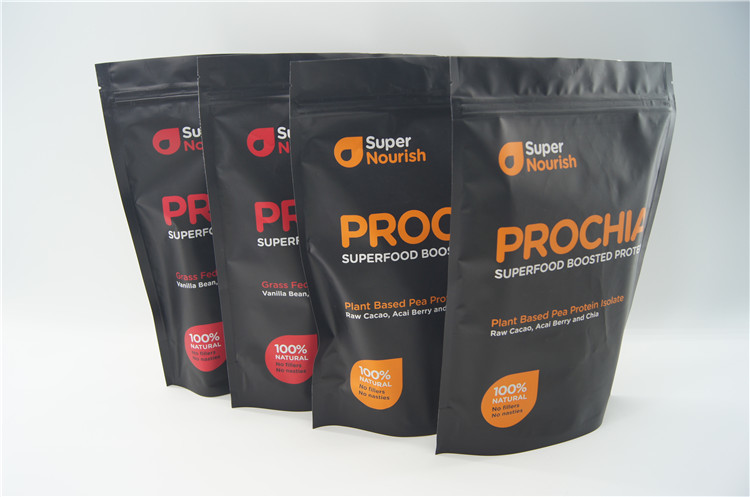 Il commestibile sta sul sacchetto con la chiusura lampo per l'imballaggio della polvere di scossa