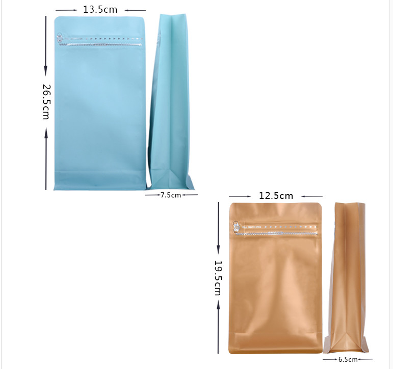 L'imballaggio nero opaco riutilizzabile dei sacchetti di plastica sta sul sacchetto per il chicco di caffè