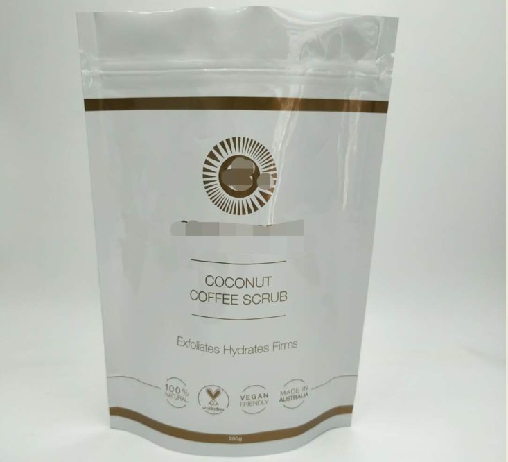 La borsa d'imballaggio cosmetica lucida bianca, sta sulla borsa del di alluminio per il corpo si inzuppa