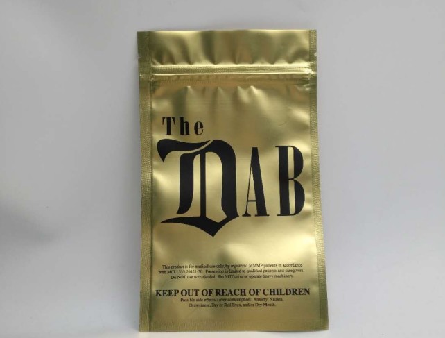 La serratura dello zip sta sul sacchetto opaco di alluminio d'imballaggio del sacchetto per i semi del pacchetto di alimento