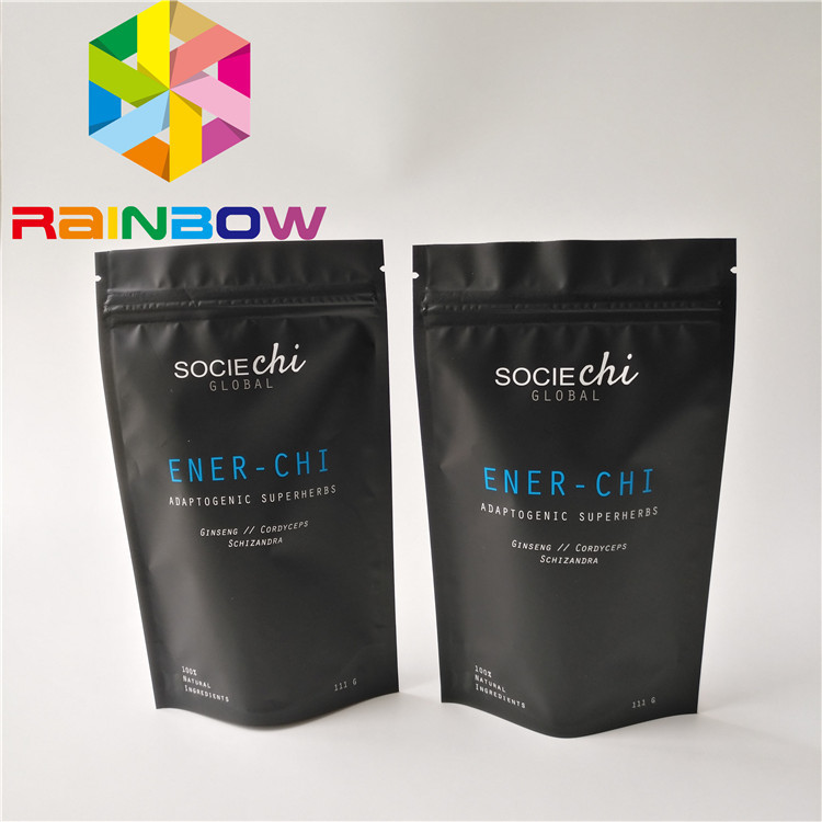 Il commestibile materiale sta sulla borsa di polvere a forma di cono di Moringa del sacchetto della chiusura lampo con la fodera della stagnola