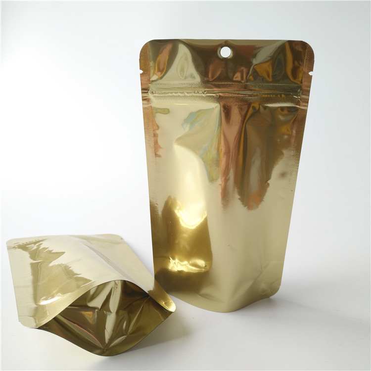 Il logo su ordinazione sta sui sacchetti del caffè, borse a chiusura lampo metalliche di imballaggio per alimenti dell'oro