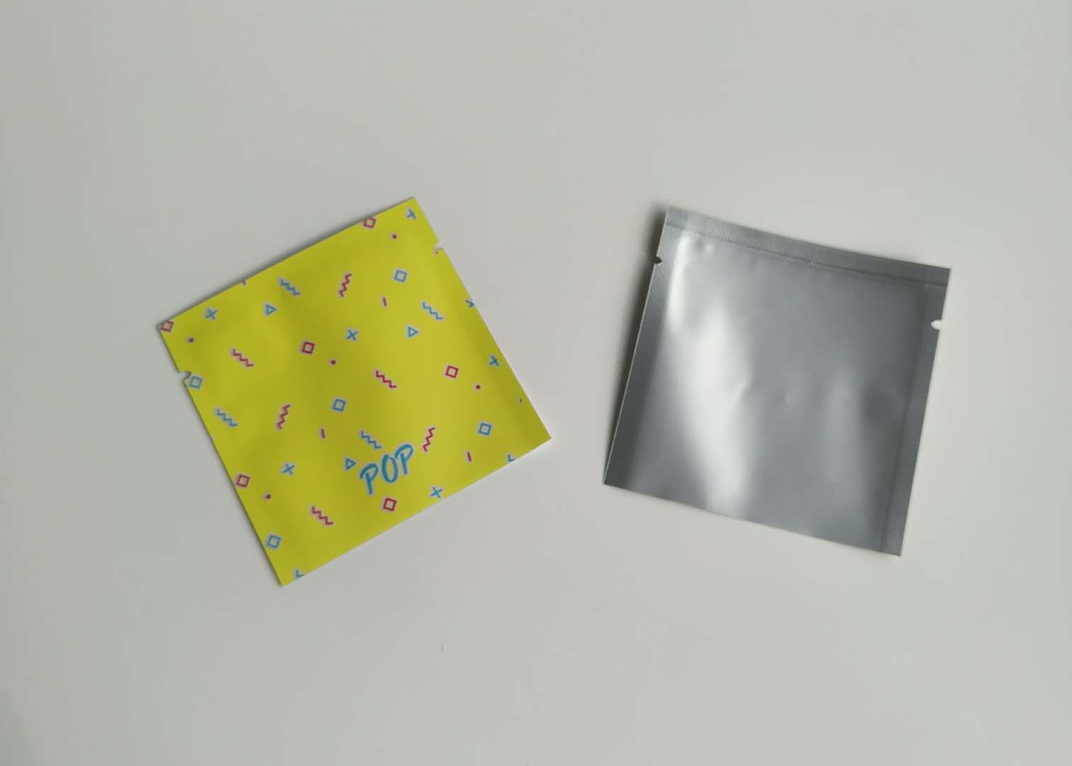 Il piccolo imballaggio dei sacchetti di plastica di alluminio sta sulla borsa del verme di pesca dell'esca con la chiara finestra