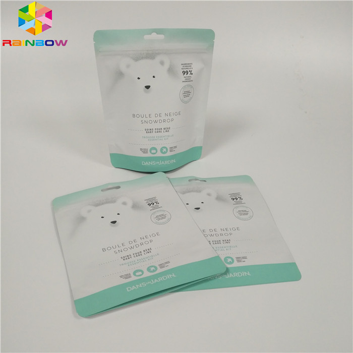 La cima della chiusura lampo sta sul corpo d'imballaggio del di alluminio del sale da bagno del sacchetto della stagnola sfrega le borse