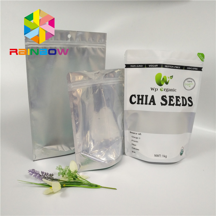 Il di alluminio all'ingrosso del commestibile sta sulla borsa a chiusura lampo con la chiara finestra anteriore per i semi/imballaggio della frutta secca