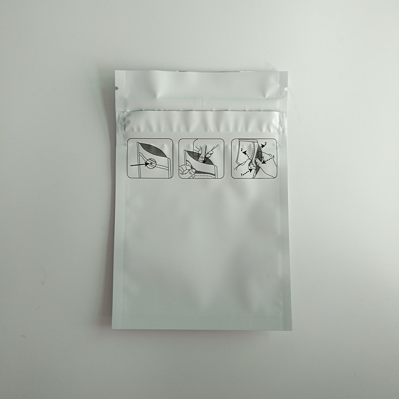 La guarnizione laterale 3 opaca sta sul sacchetto che imballa, sta sulla prova dei bambini del sacchetto della chiusura lampo