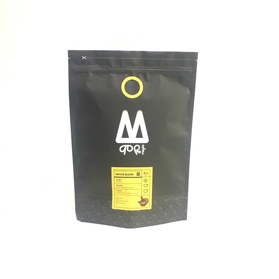 La prova dell'odore a chiusura lampo sta sui sacchetti su misura stampando il pacchetto dei biscotti del formaggio del dado con la valvola