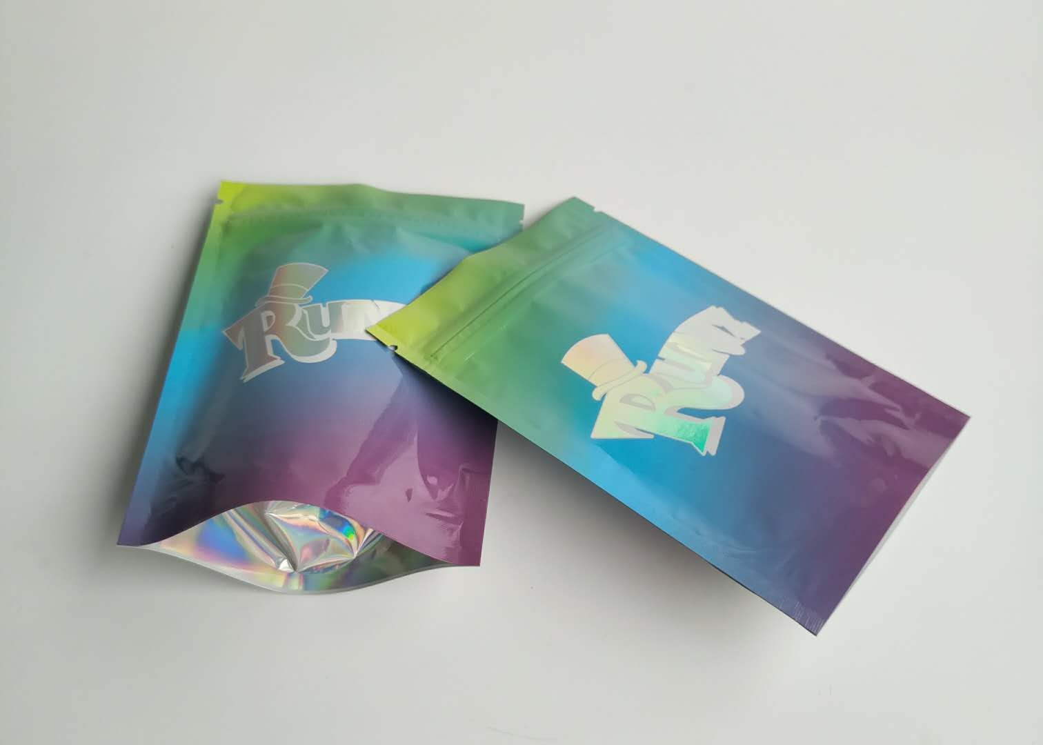 Sacchetti di plastica a prova d'umidità che imballano chiaramente i biscotti olografici della finestra con la chiusura lampo