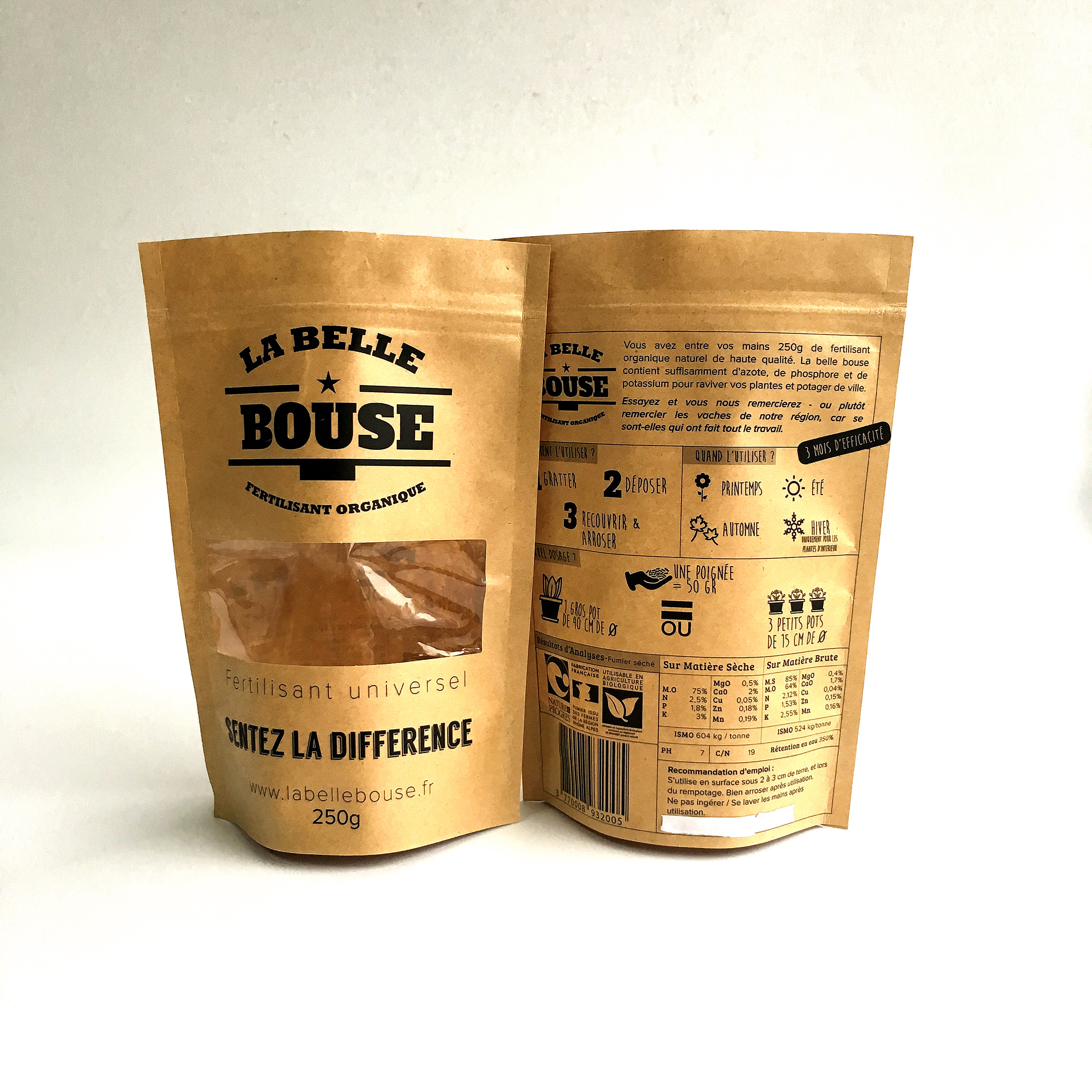 La serratura naturale su misura riciclabile dello zip dei sacchi di carta sta sul sacchetto con la finestra