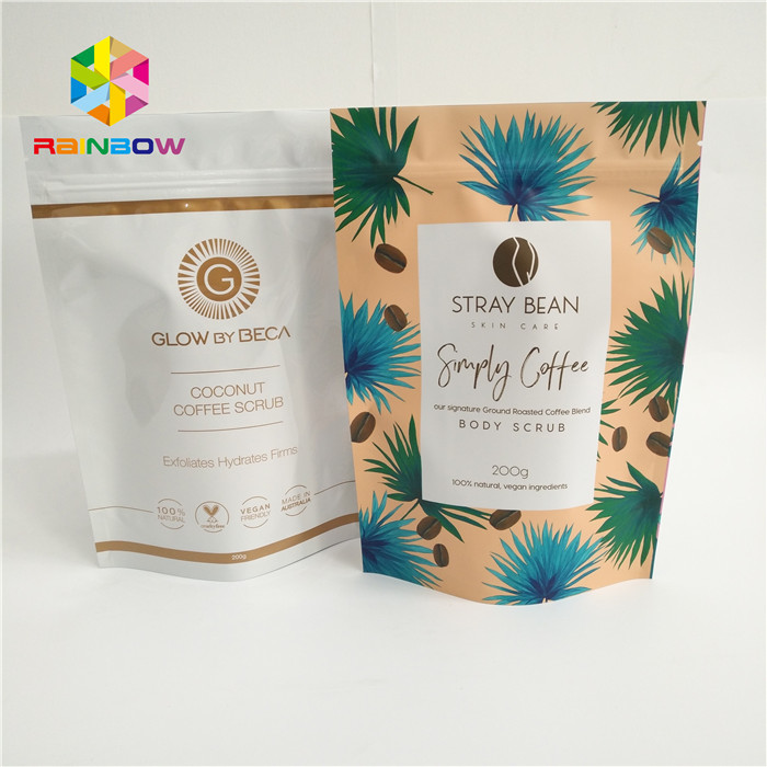 Il di alluminio sta sui sacchetti del caffè, borse a chiusura lampo di plastica con le tacche dello strappo