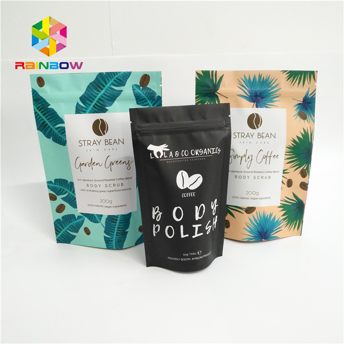 L'abitudine materiale lucida stampata sta sulla borsa di caffè dei sacchetti per l'imballaggio per alimenti