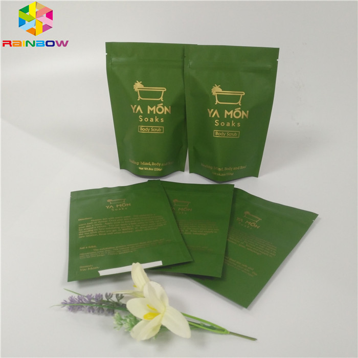 La cima d'imballaggio della chiusura lampo del sacchetto della stagnola dei sali sta sul  di alluminio a chiusura lampo della borsa del sale da bagno