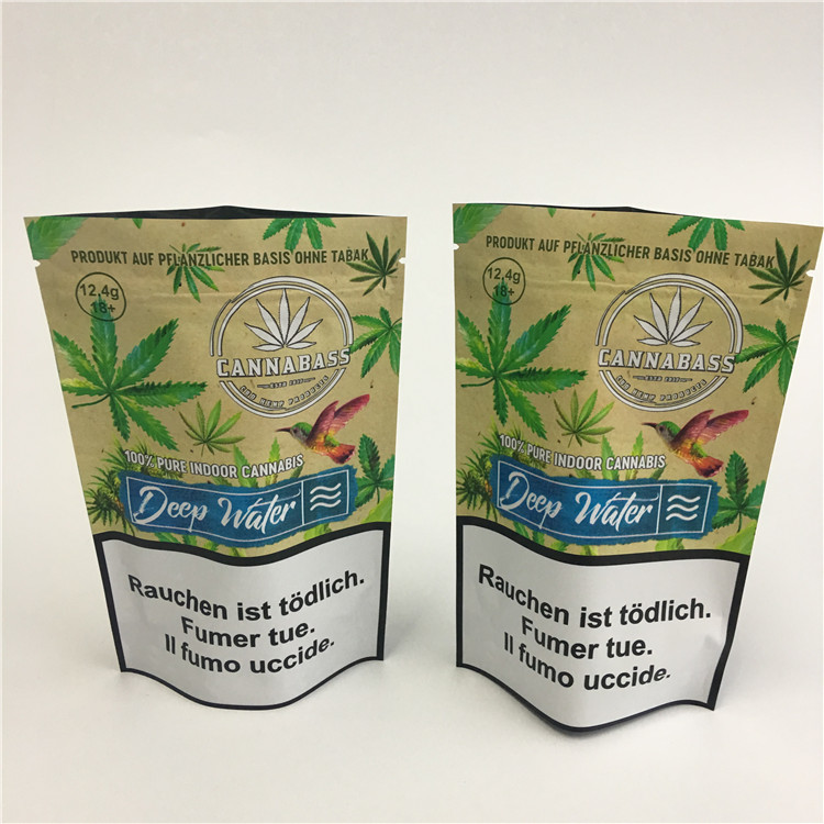 L'imballaggio di erbe di incenso del commestibile sta sulla borsa a chiusura lampo stampata sacchetto su misura