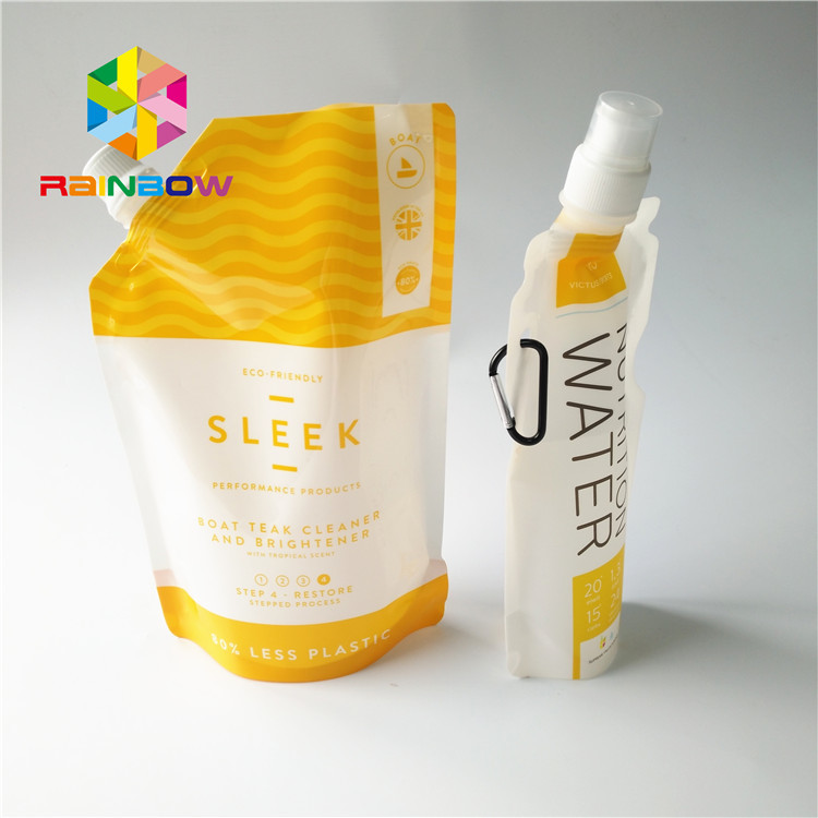 Le borse liquide del becco della bevanda di plastica, bevanda del succo di frutta stanno sui sacchetti con il cappuccio