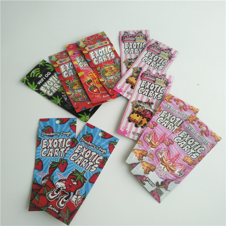 Le cartucce di CBD Vape risigillabili stanno sulla borsa di Mylar della chiusura lampo dei sacchetti per il carro armato di Vape