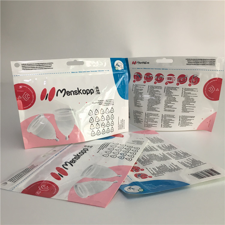 Le borse del rinforzo del fondo del vapore di microonda lucide stanno sul sacchetto di plastica della storta dello sterilizzatore