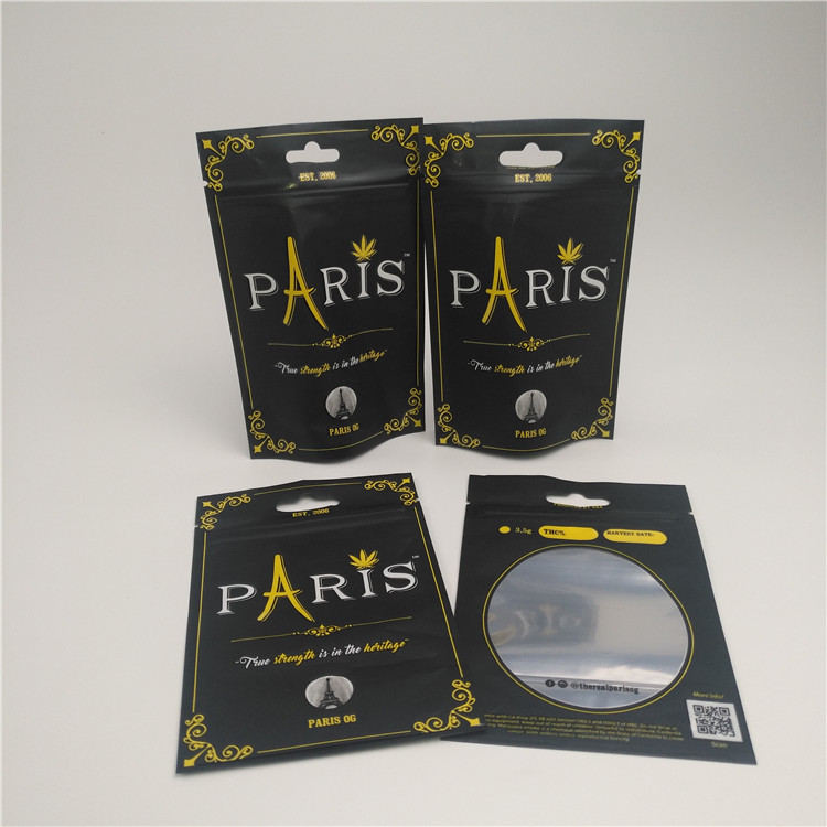 La chiara finestra sta sulla borsa d'imballaggio della prova CBD dell'odore del sacchetto con la chiusura lampo innocua per i bambini