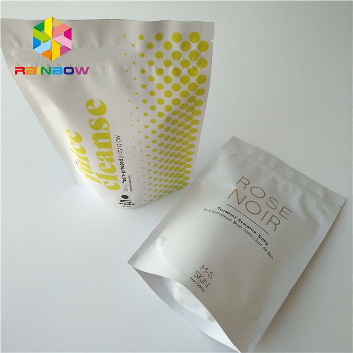 La stagnola stampata chiusura lampo sta sull'ente d'imballaggio cosmetico della noce di cocco/caffè della borsa sfrega