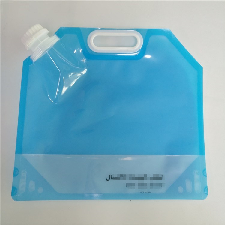 Le borse liquide all'aperto di stoccaggio, acqua potabile stanno sul sacchetto del becco con la maniglia