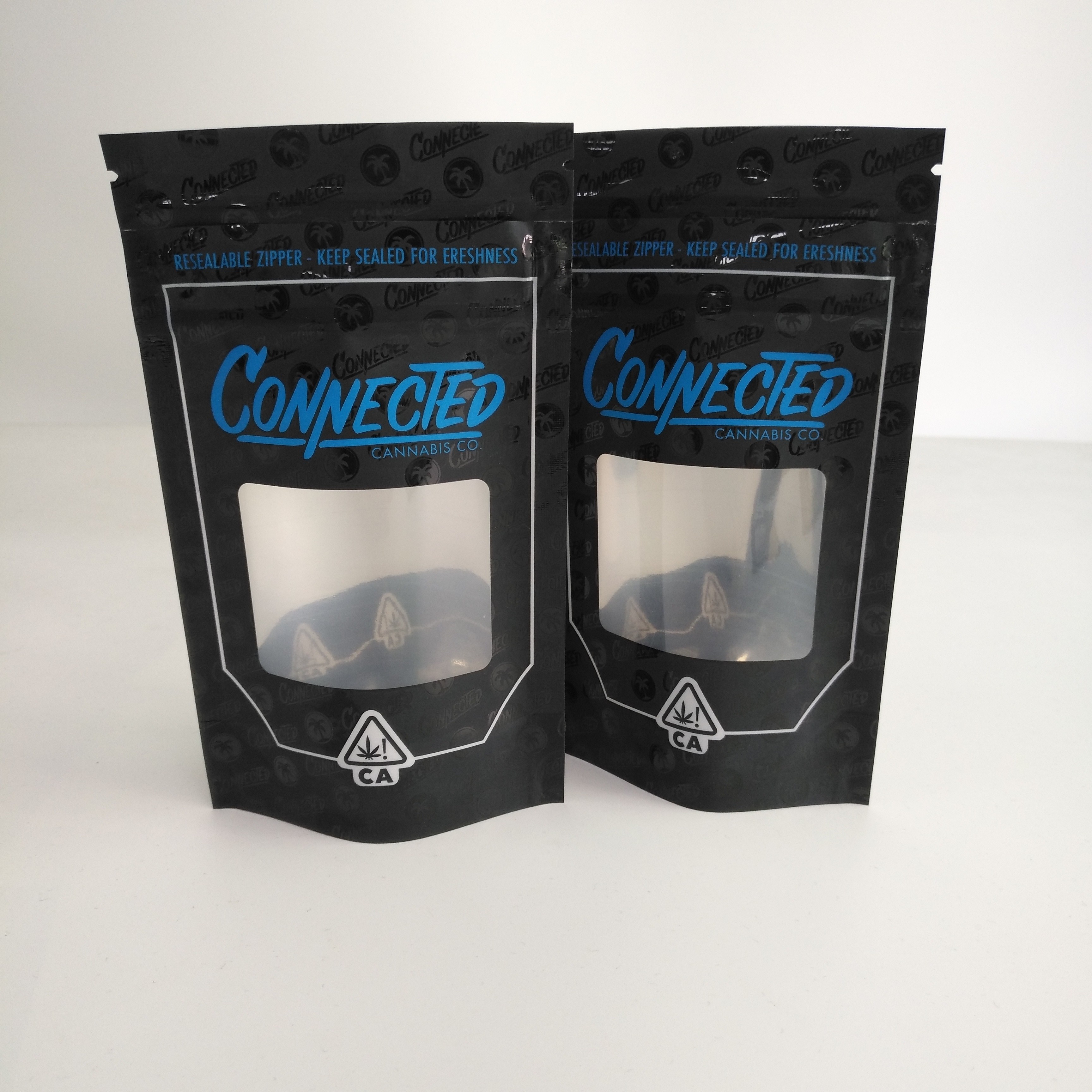 La chiusura lampo risigillabile della prova dell'odore sta sul sacchetto della chiusura lampo con l'alluminio della finestra dentro