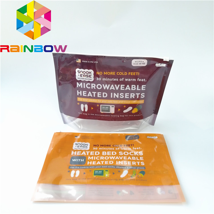 L'imballaggio dei sacchetti di plastica dell'indumento della biancheria intima degli uomini sta su scorrevole l'abitudine della borsa della chiusura lampo