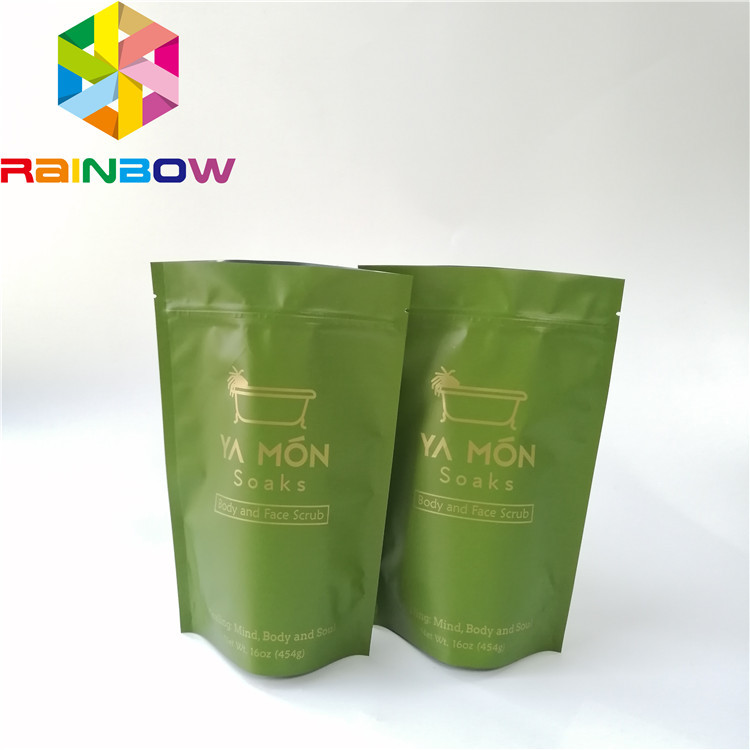 Di plastica allineati stagnola stanno sulla rotocalcografia d'imballaggio di cura di pelle del sale da bagno del sacchetto della chiusura lampo