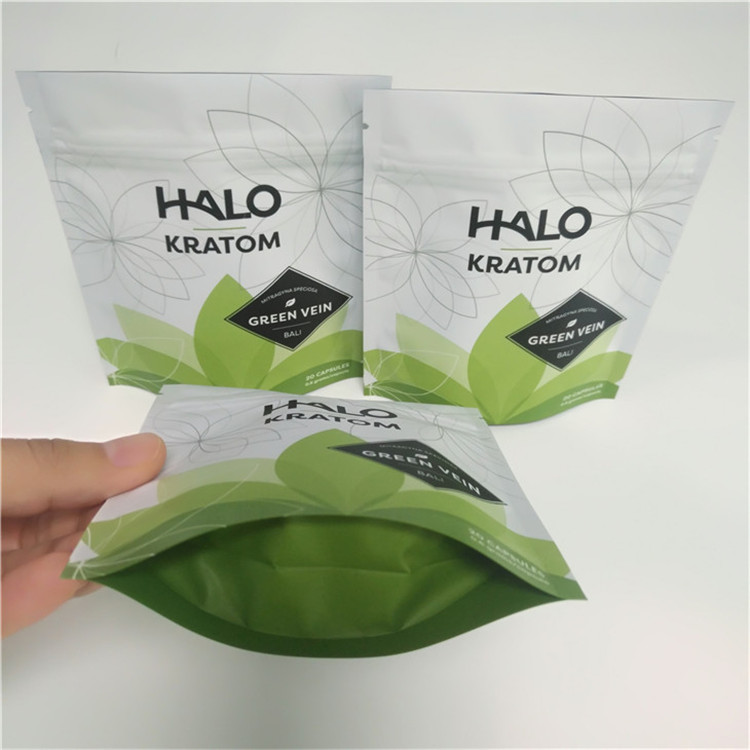 L'imballaggio a chiusura lampo dei sacchetti di plastica del commestibile sta sulle borse di Kratom per polvere/pillola