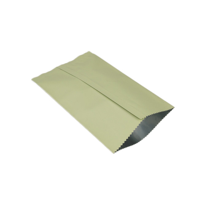 Gli involucri che della stagnola l'abitudine ha stampato stanno sull'imballaggio dello spuntino dei biscotti di Antivari di energia del cioccolato dei sacchetti