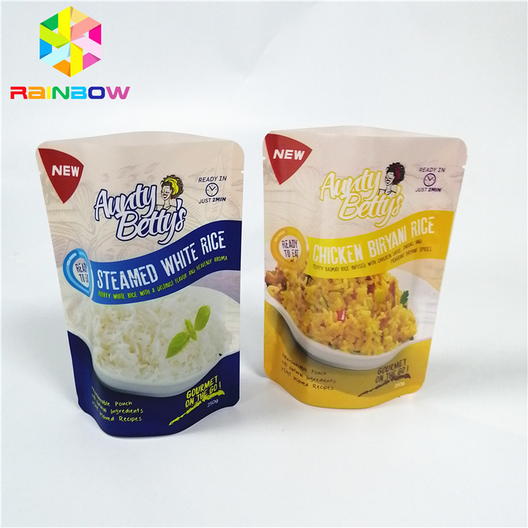 L'imballaggio congelato dei sacchetti di plastica dell'alimento sta sullo stoccaggio di nylon della storta di vuoto