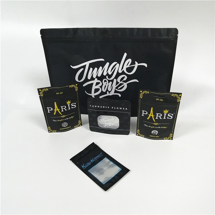 La stampa di Digital sta sull'erbaccia della prova dell'odore del sacchetto CBD che imballa con la chiara finestra