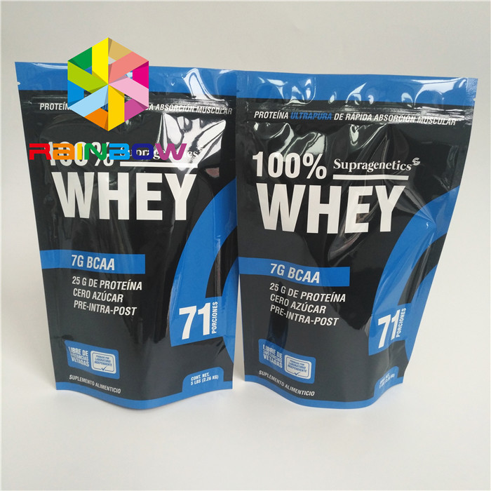 L'abitudine ha stampato l'imballaggio della borsa dello spuntino sta sul rivestimento lucido a chiusura lampo risigillabile del sacchetto