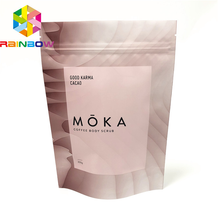 Il sacchetto di plastica leggero che imballa, commestibile sta sulla borsa per il corpo di Cbd sfrega