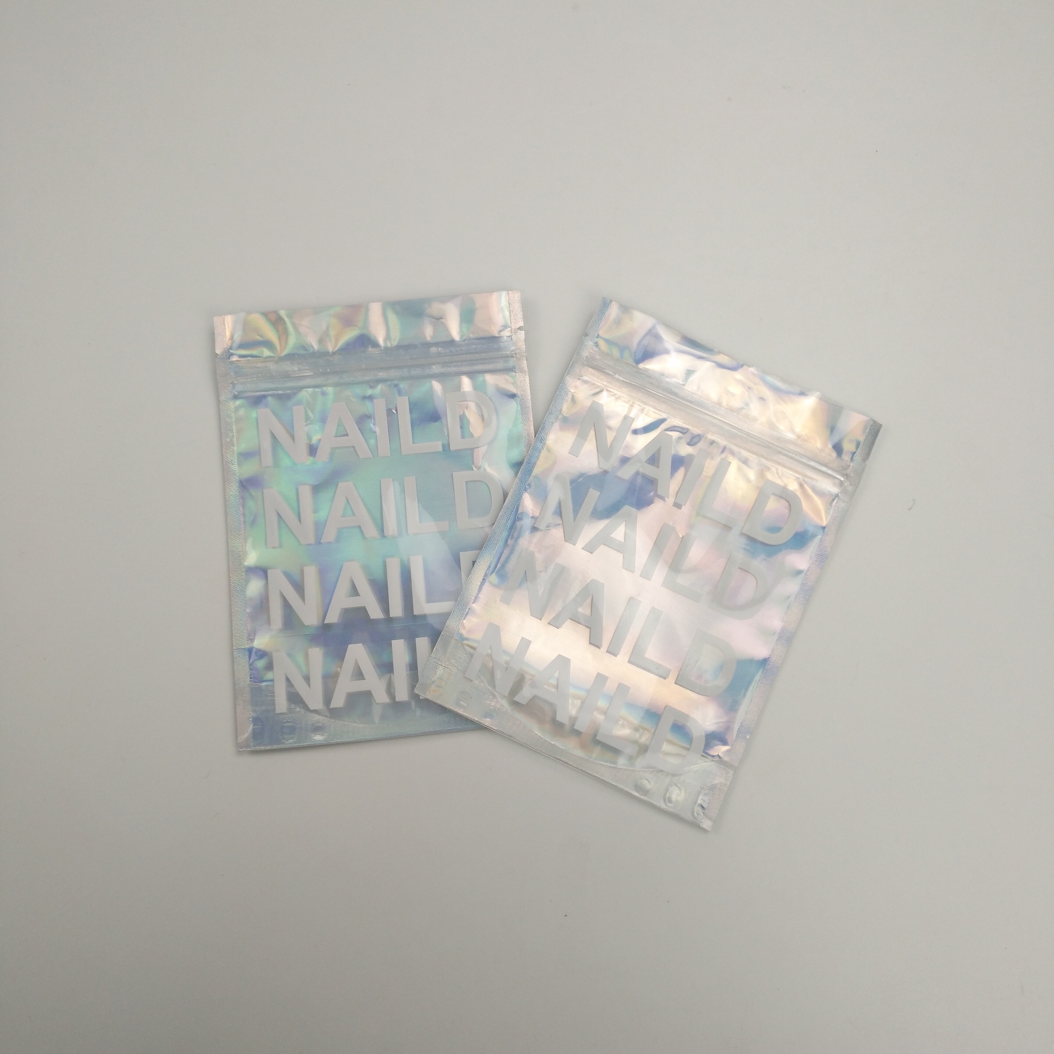 Il commestibile a chiusura lampo sta sulla metallina della bustina del di alluminio dei sacchetti per Candy matto