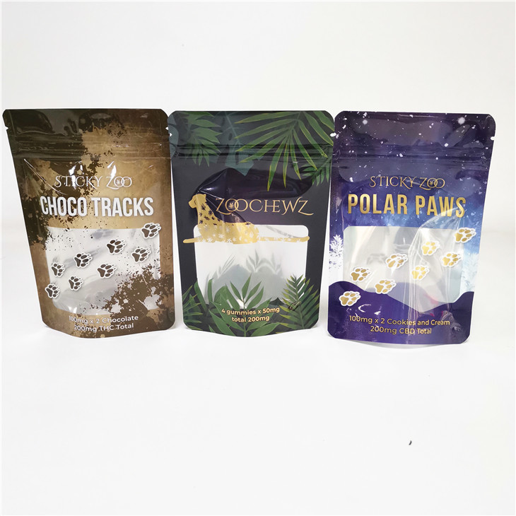 Il biscotto CBD 3x4 dell'erbaccia del di alluminio sta sulla borsa della chiusura lampo