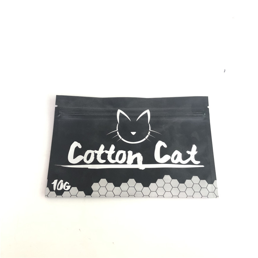 L'erbaccia di CBD sta sull'imballaggio dei sacchetti di plastica di rotocalcografia