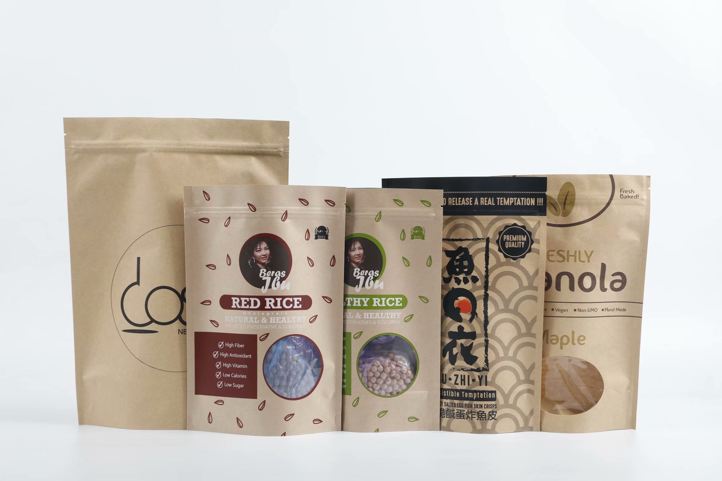 I biscotti a prova d'umidità stanno sul sacchetto della carta kraft